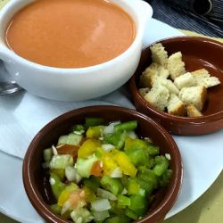 Plato de gazpacho con pan y verdura
